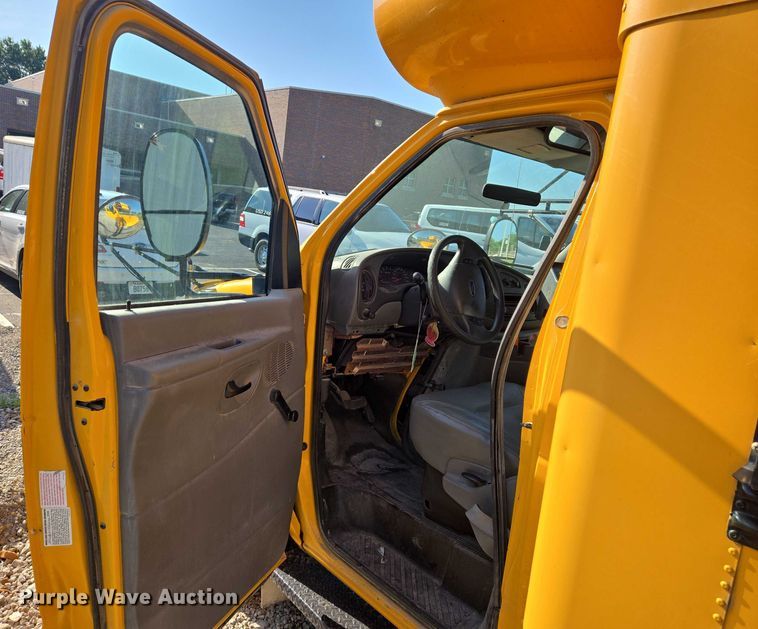 image for item EN8249 2006 Ford E450 school bus