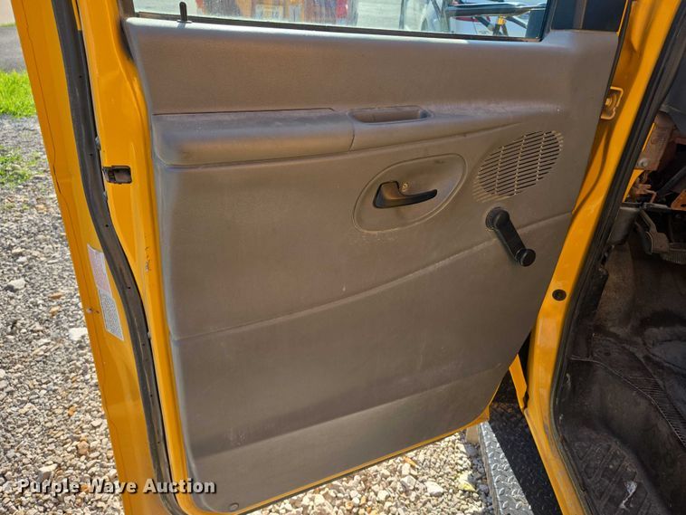 image for item EN8249 2006 Ford E450 school bus