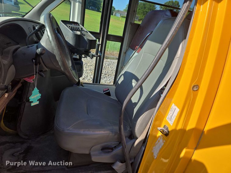 image for item EN8249 2006 Ford E450 school bus