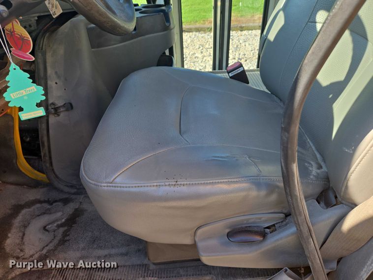 image for item EN8249 2006 Ford E450 school bus