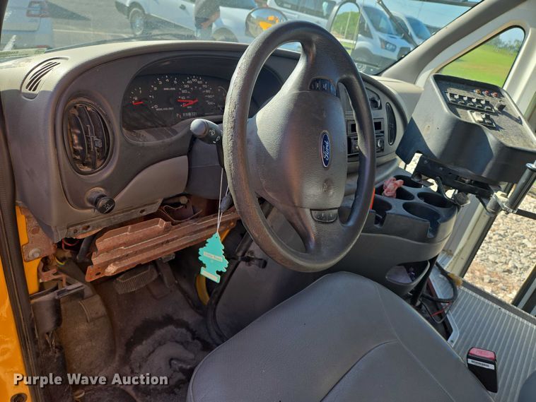 image for item EN8249 2006 Ford E450 school bus
