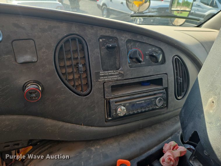 image for item EN8249 2006 Ford E450 school bus