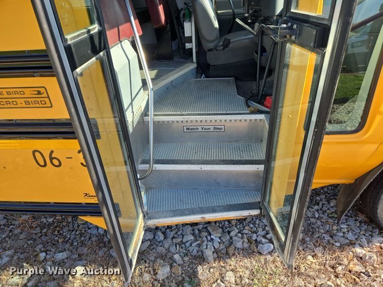 image for item EN8249 2006 Ford E450 school bus