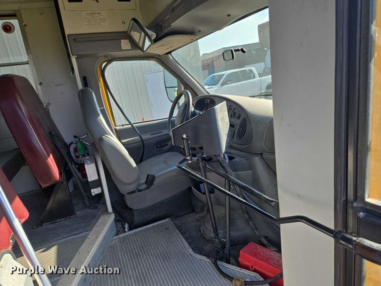 image for item EN8249 2006 Ford E450 school bus