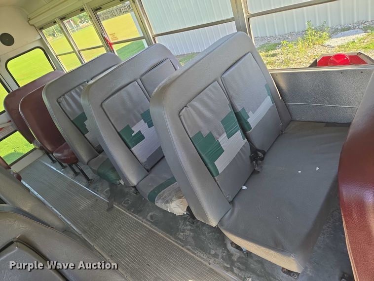 image for item EN8249 2006 Ford E450 school bus