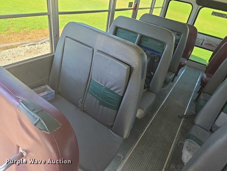 image for item EN8249 2006 Ford E450 school bus