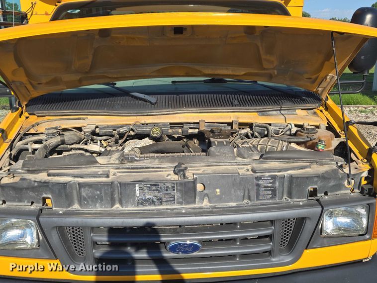 image for item EN8249 2006 Ford E450 school bus