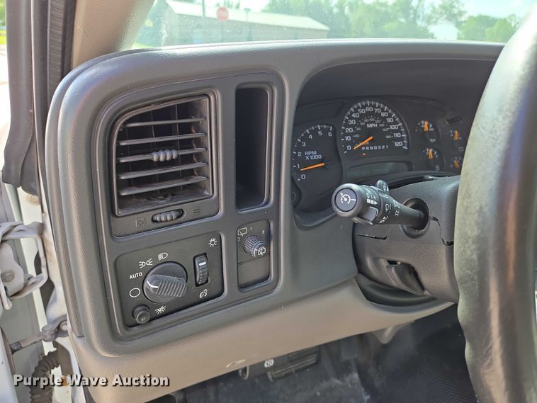 image for item EN8262 2006 Chevrolet Suburban 1500 SUV