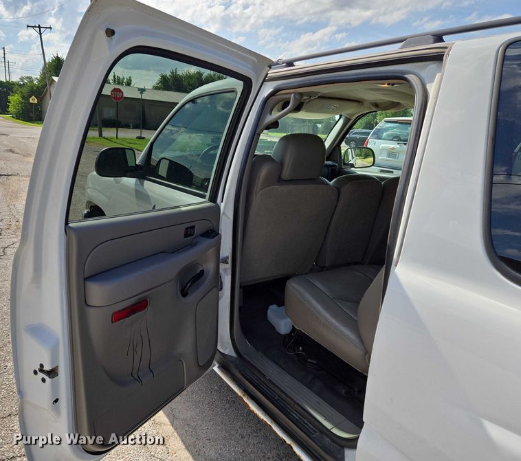 image for item EN8262 2006 Chevrolet Suburban 1500 SUV