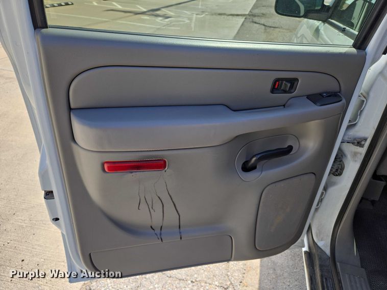 image for item EN8262 2006 Chevrolet Suburban 1500 SUV