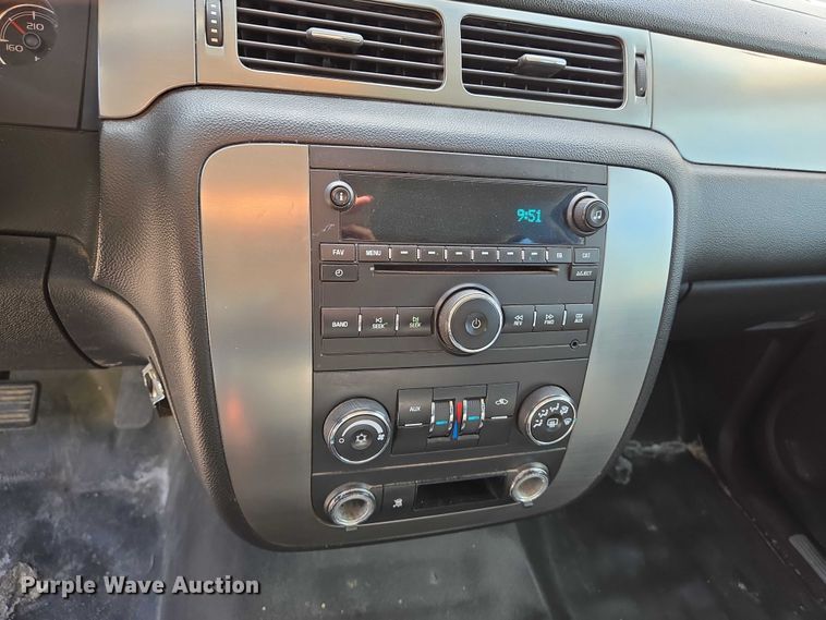 image for item EN8263 2007 Chevrolet Suburban 1500 SUV