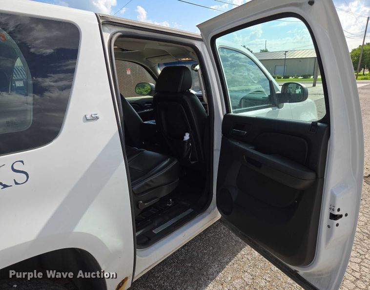 image for item EN8263 2007 Chevrolet Suburban 1500 SUV