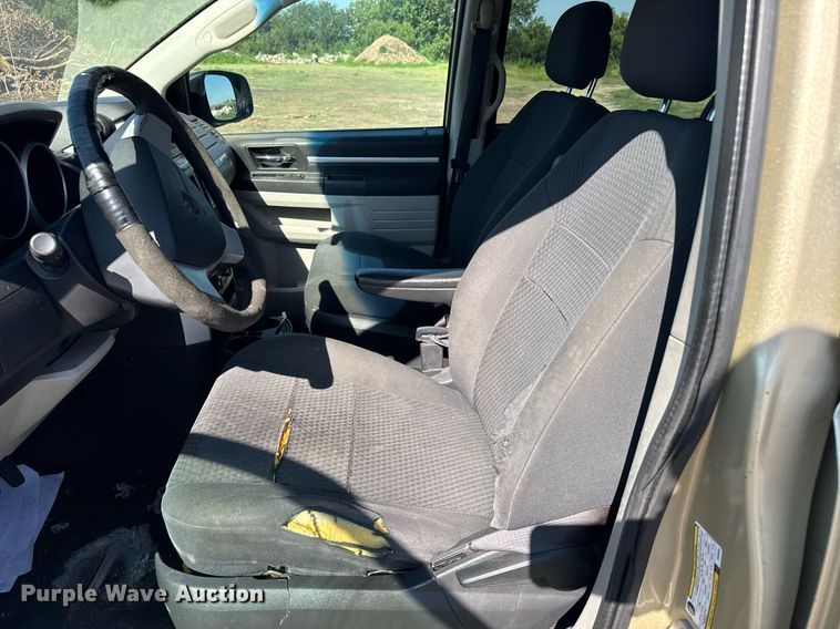 image for item ER2107 2010 Dodge Grand Caravan van