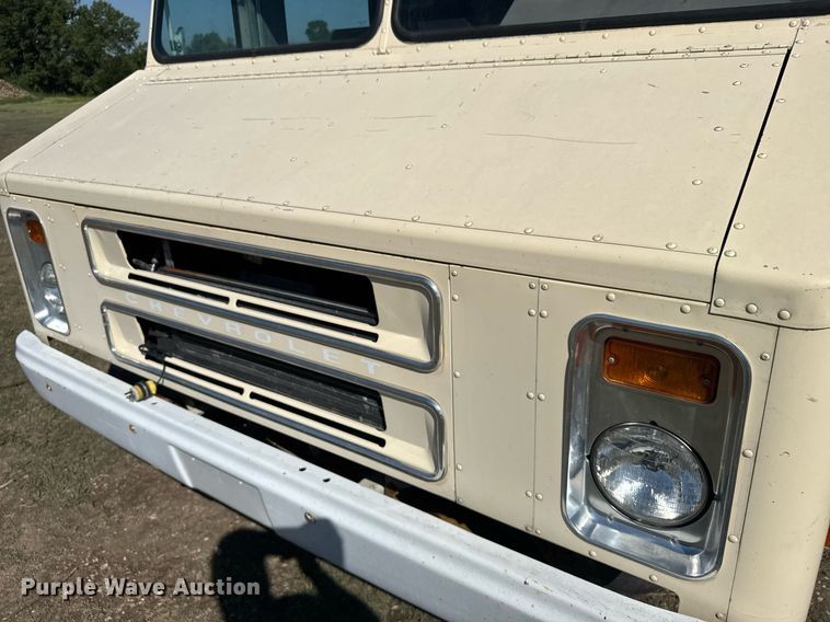 image for item ER2111 1991 Chevrolet P30 delivery truck