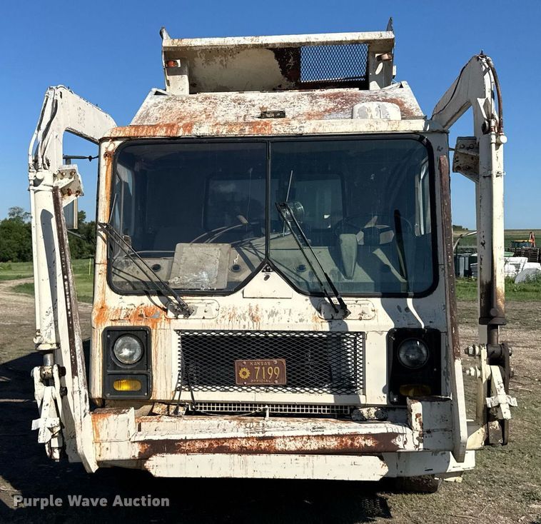 image for item ER2112 1986 Mack MR685P refuse truck