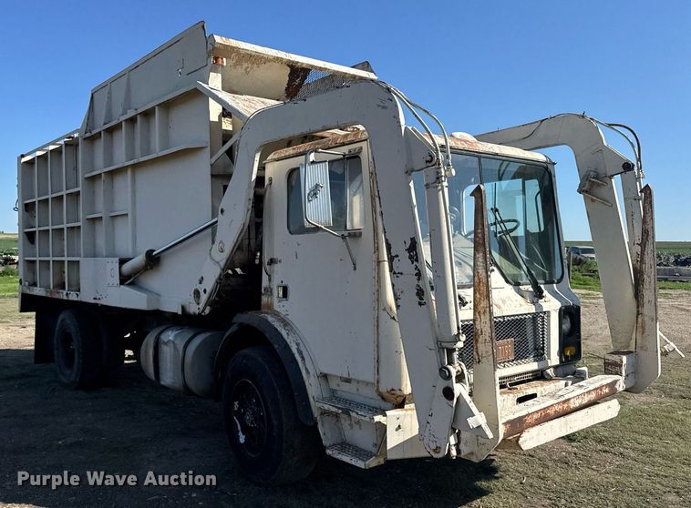 image for item ER2112 1986 Mack MR685P refuse truck