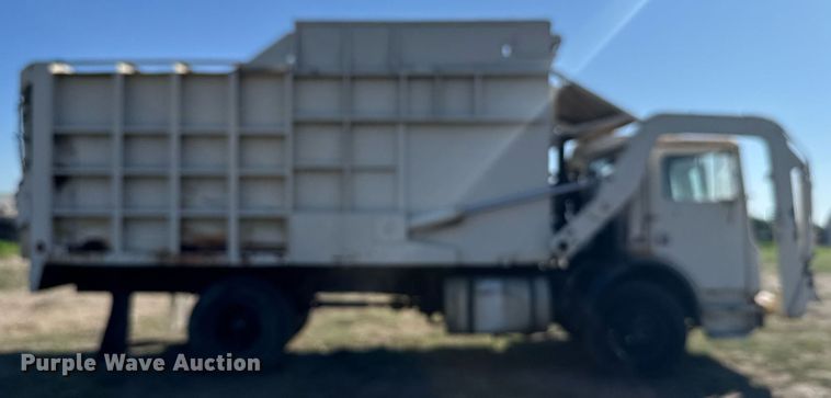 image for item ER2112 1986 Mack MR685P refuse truck