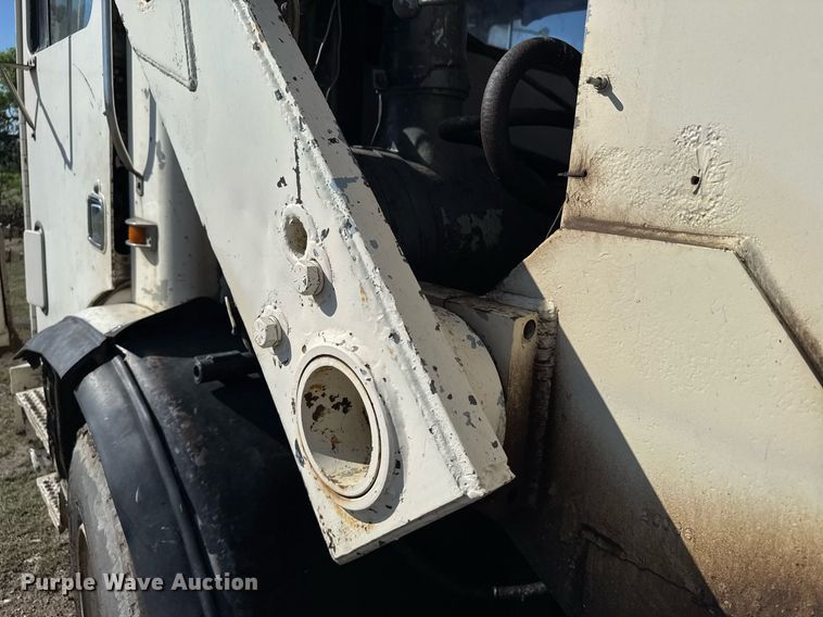 image for item ER2112 1986 Mack MR685P refuse truck