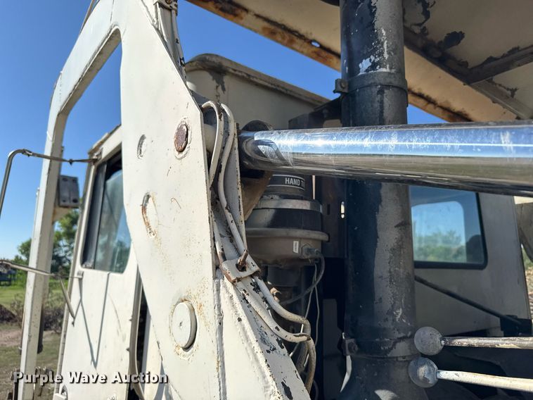 image for item ER2112 1986 Mack MR685P refuse truck