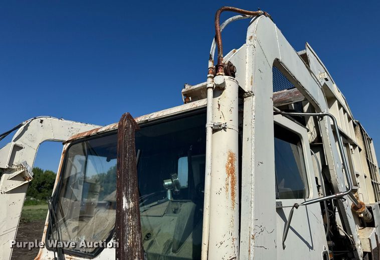 image for item ER2112 1986 Mack MR685P refuse truck