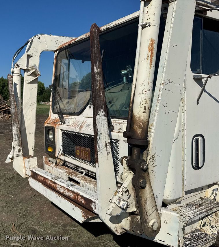 image for item ER2112 1986 Mack MR685P refuse truck