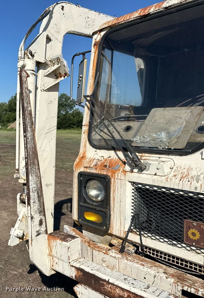 image for item ER2112 1986 Mack MR685P refuse truck