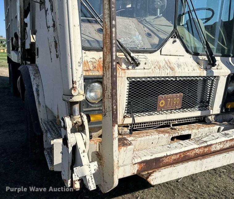 image for item ER2112 1986 Mack MR685P refuse truck