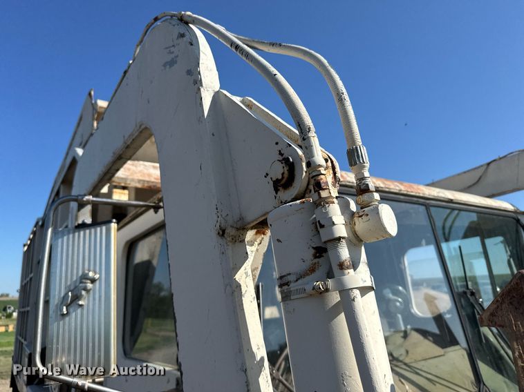 image for item ER2112 1986 Mack MR685P refuse truck