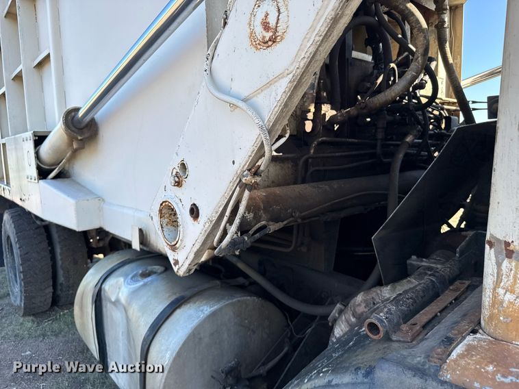 image for item ER2112 1986 Mack MR685P refuse truck