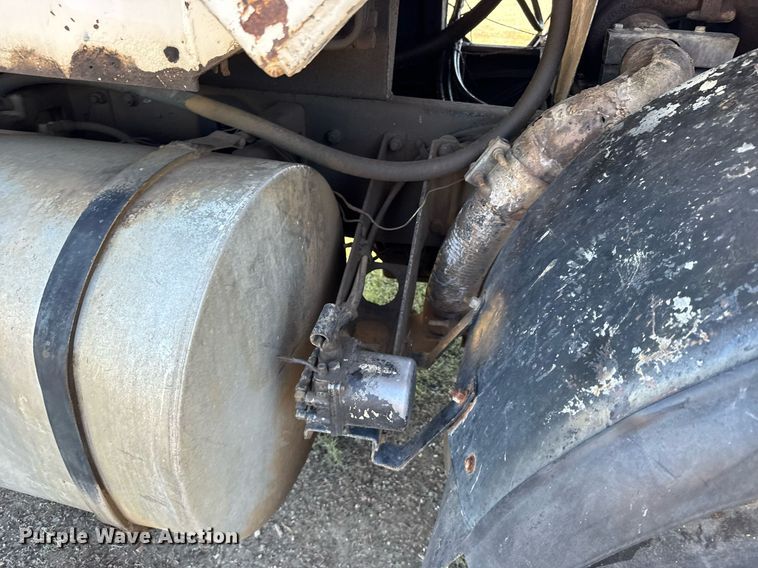 image for item ER2112 1986 Mack MR685P refuse truck