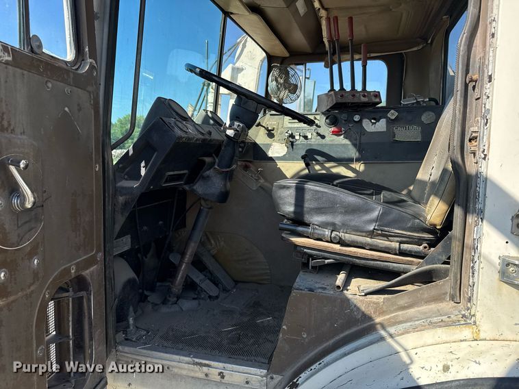 image for item ER2112 1986 Mack MR685P refuse truck