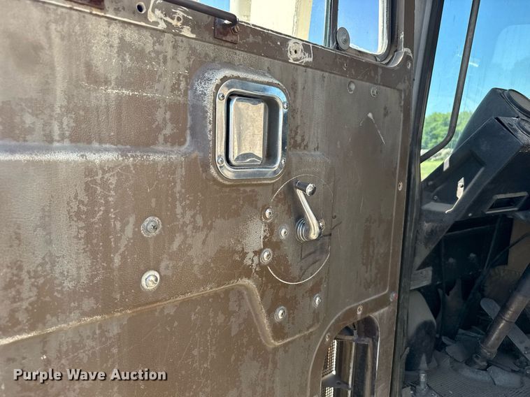 image for item ER2112 1986 Mack MR685P refuse truck