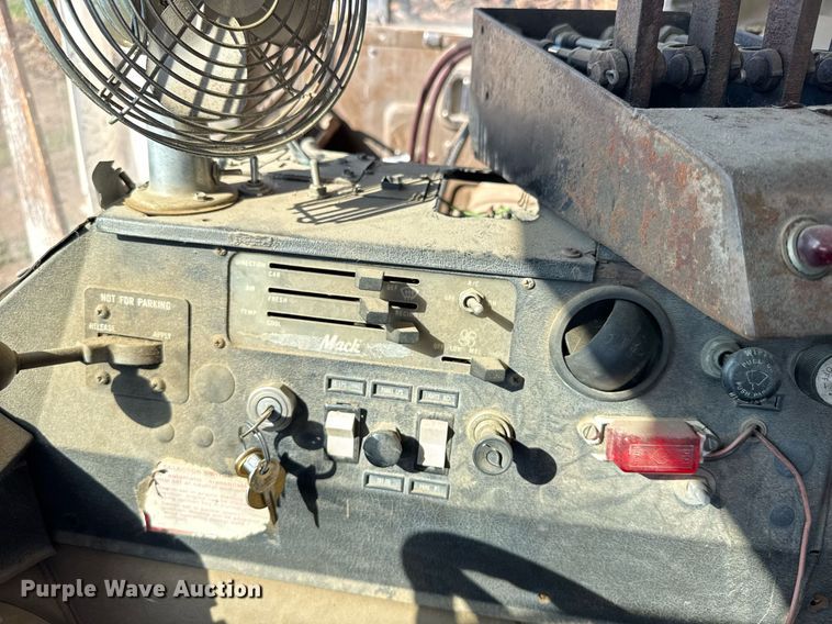 image for item ER2112 1986 Mack MR685P refuse truck