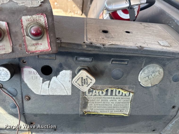 image for item ER2112 1986 Mack MR685P refuse truck