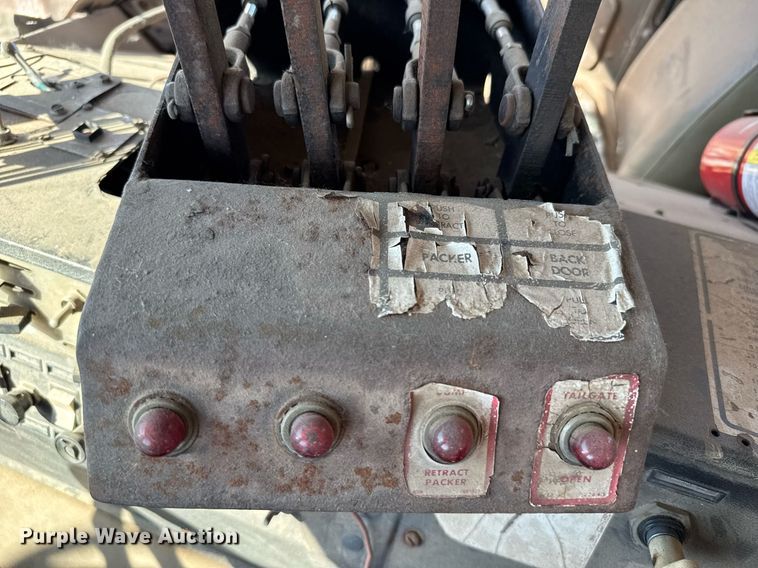 image for item ER2112 1986 Mack MR685P refuse truck