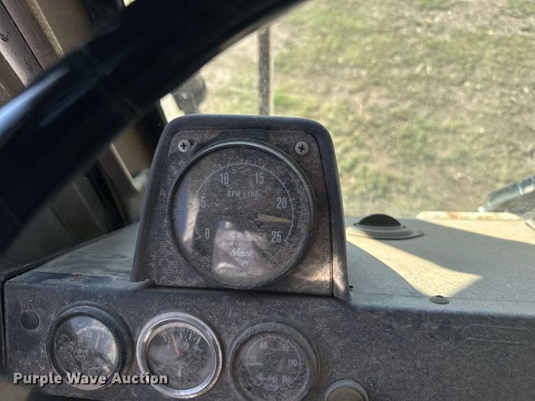 image for item ER2112 1986 Mack MR685P refuse truck