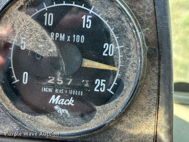 image for item ER2112 1986 Mack MR685P refuse truck