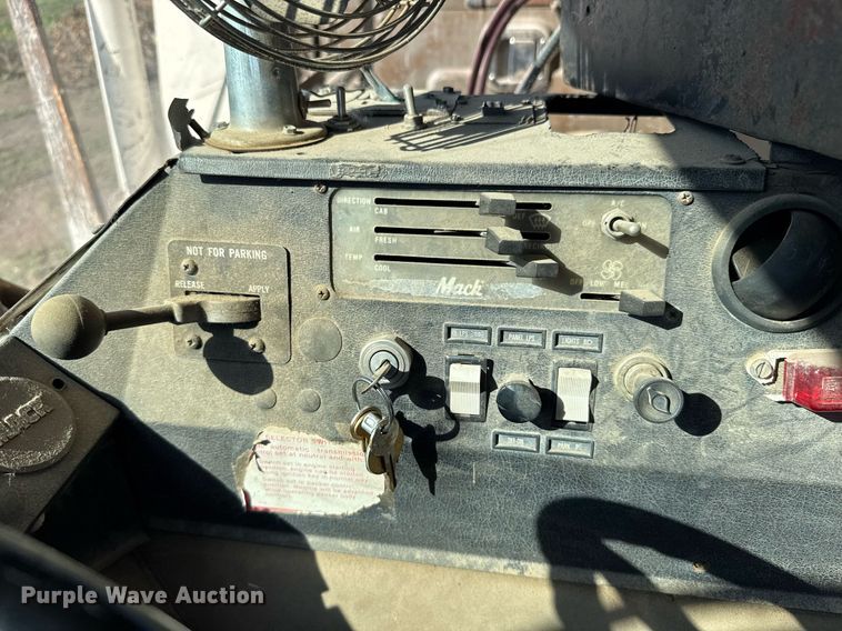 image for item ER2112 1986 Mack MR685P refuse truck