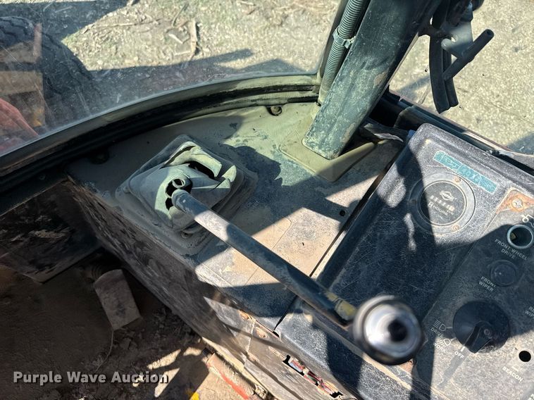 image for item ER2114 1988 John Deere 310C backhoe