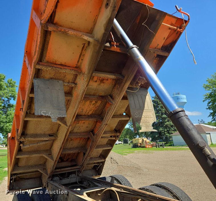 image for item ER5451 1985 Ford LT8000 dump truck