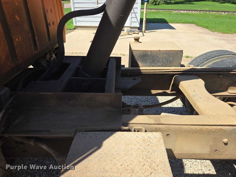 image for item ER5451 1985 Ford LT8000 dump truck