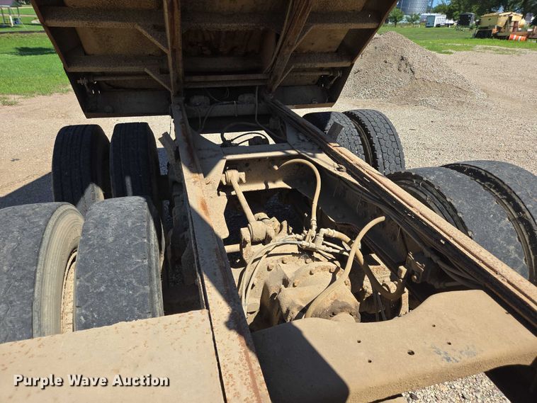 image for item ER5451 1985 Ford LT8000 dump truck