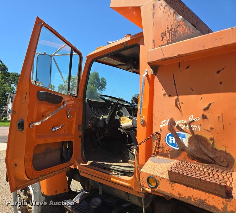 image for item ER5451 1985 Ford LT8000 dump truck