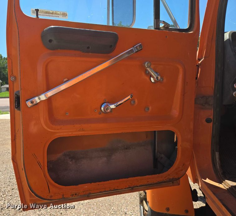 image for item ER5451 1985 Ford LT8000 dump truck