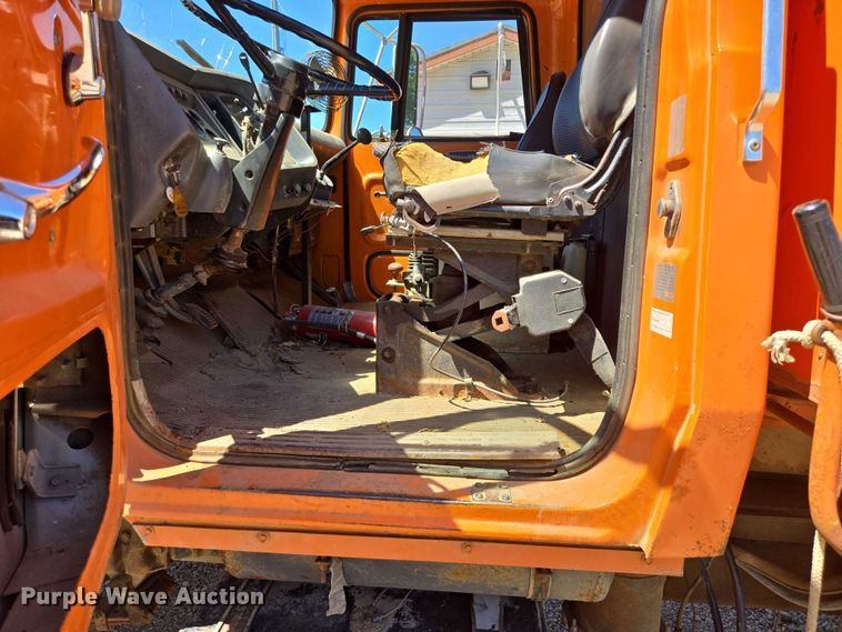 image for item ER5451 1985 Ford LT8000 dump truck