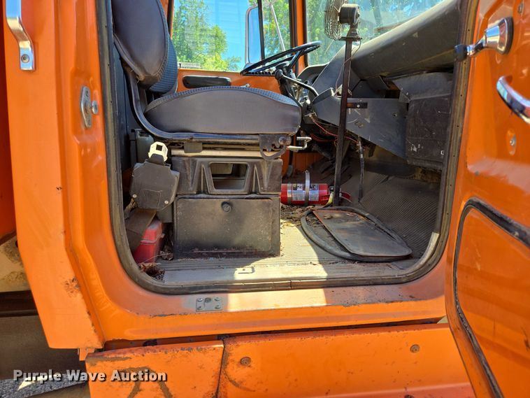 image for item ER5451 1985 Ford LT8000 dump truck