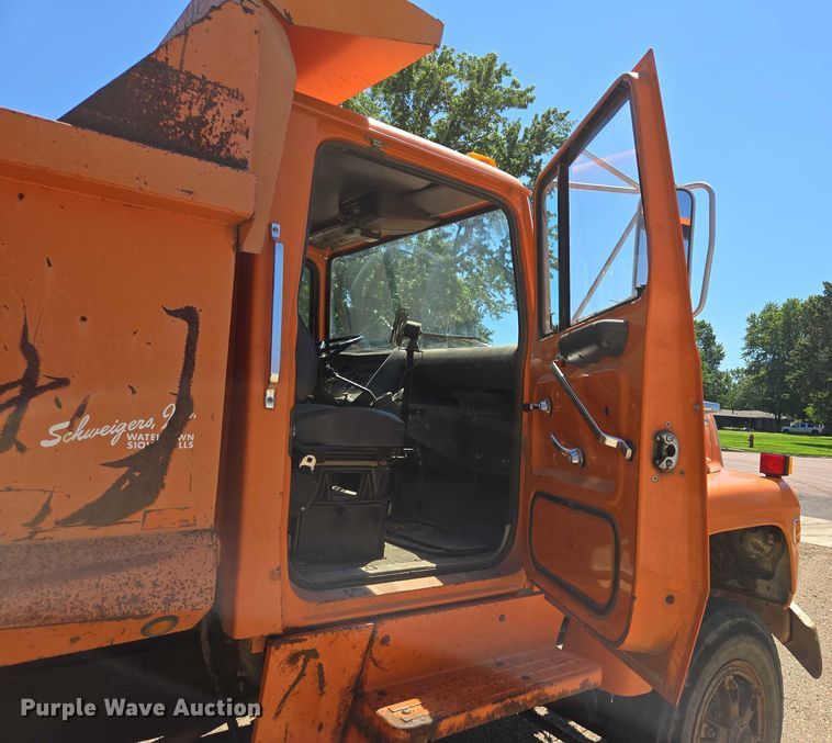 image for item ER5451 1985 Ford LT8000 dump truck