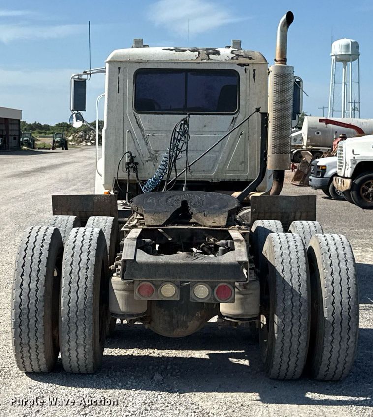 image for item HI9304 2004 Mack CH613 semi truck