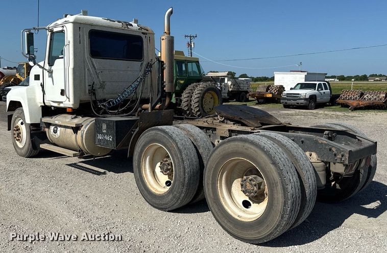 image for item HI9304 2004 Mack CH613 semi truck