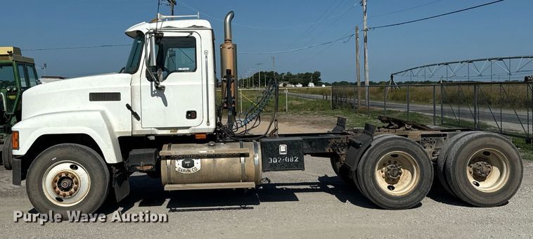 image for item HI9304 2004 Mack CH613 semi truck
